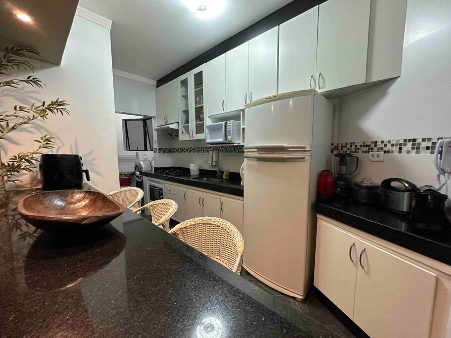 Apartamento Golden Apto 4 - Cond Beira Mar, 3 Dorm, 2 Suites, Ar-cond, Wi-fi, 2 Garagens, Piscina *